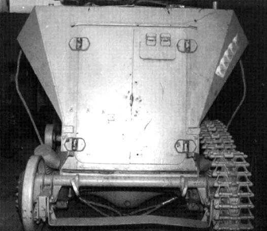 Sd.Kfz.254 (prieskumné vozidlo pre delostrelectvo) - pohľad zozadu; oceľové laná sú na vozidle ešte z doby jeho vyloženia z prepravného vozidla