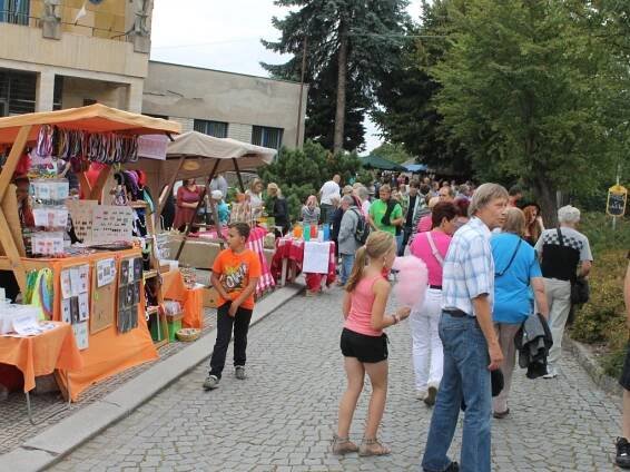 Náměstí Míru v Sobotce při jarmarku skoro nestačilo