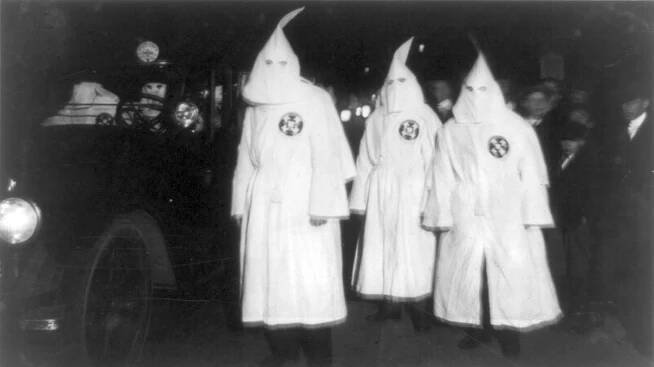 Muži v bílých kápích opět na scéně! Ku-klux-klan již vyzývá k odchodu imigrantů z USA - Médium.cz