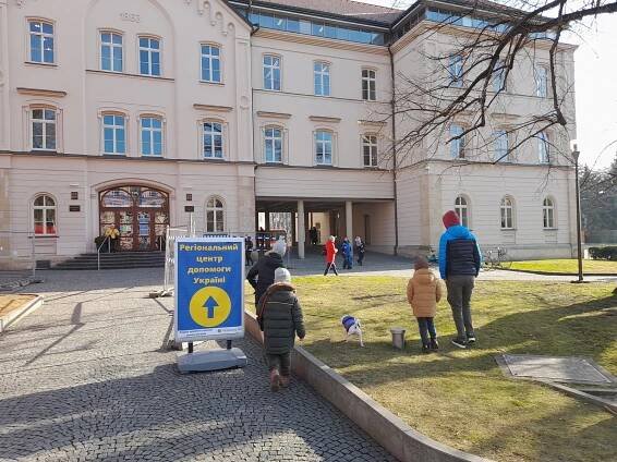 FOTO, VIDEO: V asistenčním centru pro uprchlíky v Pardubicích je hlava na hlavě