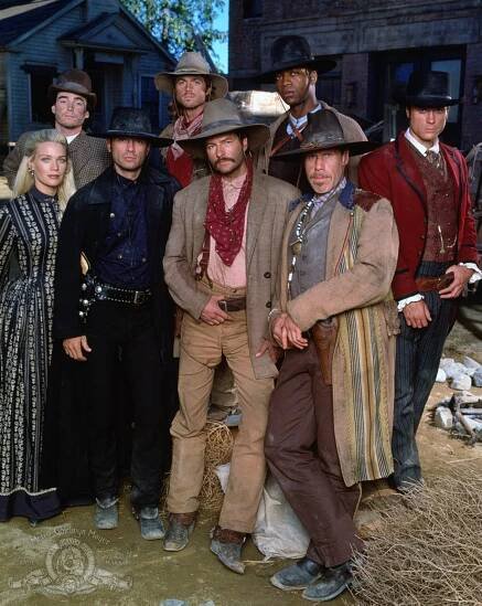 Michael Biehn, Ron Perlman, Dale Midkiff, Eric Close, Laurie Holden, Andrew Kavovit, Anthony Starke, and Rick Worthy in Sedm statecných (1998)