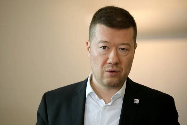 Okamura kvůli nízkým preferencím zaútočil na výzkumníky. Pomáhal si přitom výmysly