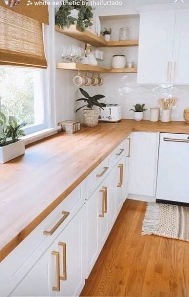 Cocinas de Casa con Gabinetes Blancos y Encimeras de Madera