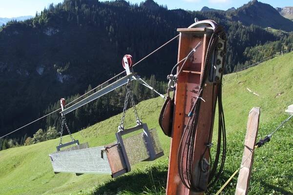 Kleine Materialseilbahn in den Schweizer Alpen.