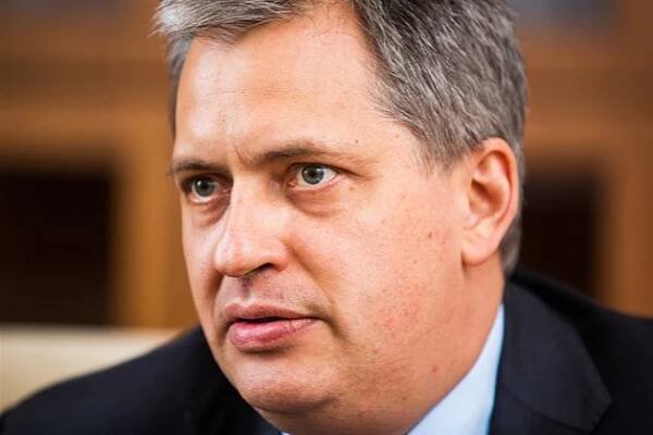 Poslanci podpořili zákon, jenž „svlékne“ politiky při nástupu do funkce