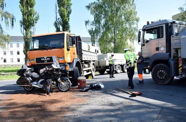 FOTO: V Bruntálu se srazil náklaďák s dvěma motorkáři. Oba jsou ve vážném stavu