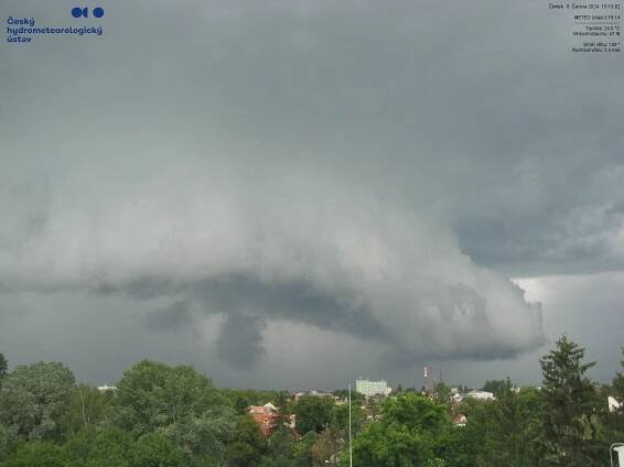 Velikonoční pondělí přinese bouře, hrozí i supercela. Kde platí výstraha? Sledujte radar Blesku