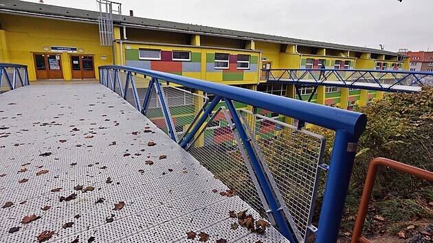 Na chebský zimní stadion už vedou nové lávky, nahradily zchátralé můstky