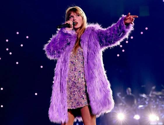 Taylor Swift handled a technical issue at her Eras Tour concert like a pro. 