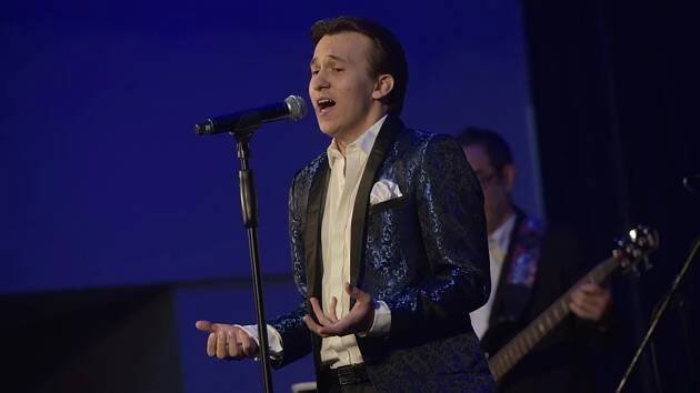 Podívejte se: Zpěvák Nikolas Put nabídl procházku písněmi Karla Gotta
