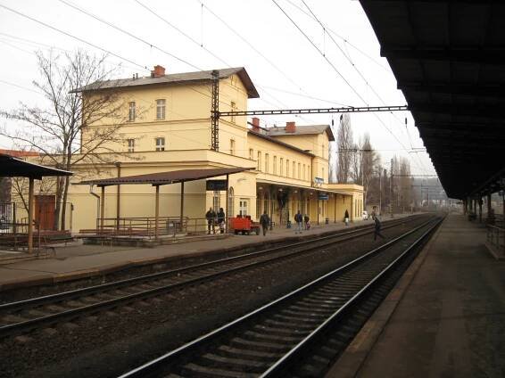 Spadlá trolej ve Vršovicích komplikuje provoz vlaků v Praze