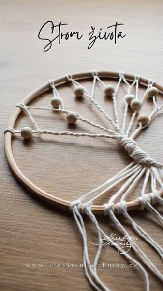 DIY Návody a Domácí Recepty | KreativniTechniky.cz on Instagram: "DIY návod💜 Košíček z proutí zdobený květinami  Jarní dekorace ke vchodovým dveřím, na terasu …