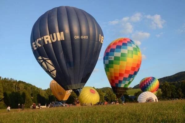 FOTO, VIDEO: Balonová fiesta nad Náchodskem. Podívejte se, jak balony vzlétaly