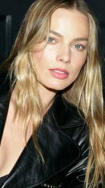 margot-robbie-chanel