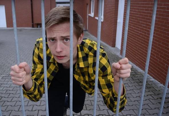 Básník Tomáš Abraham: Za umění z Mostu? Pod most a v padesáti z něj skočit