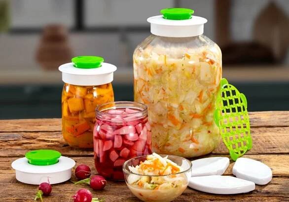 Domácí kimchi, kysané zelí i nakládaná zelenina levou zadní