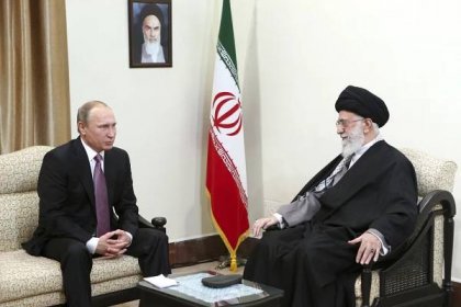 Žádný nátlak z vnějšku. Putin se v Teheránu shodl s Chameneím na postoji k Sýrii