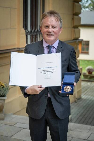 Mít štěstí na lidi a tým okolo sebe. Akademie věd ocenila pětici osobností - Akademie věd České republiky