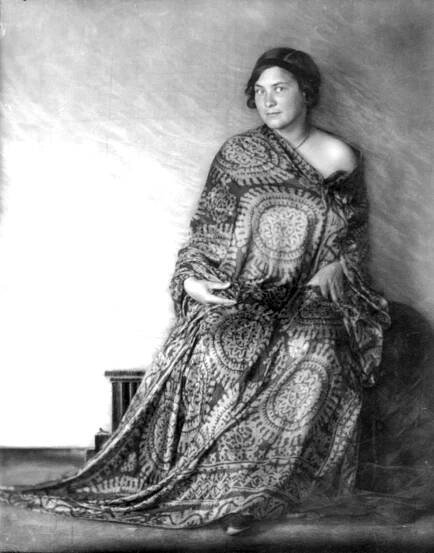 Marie Majerová, ateliérové foto – Volné dílo