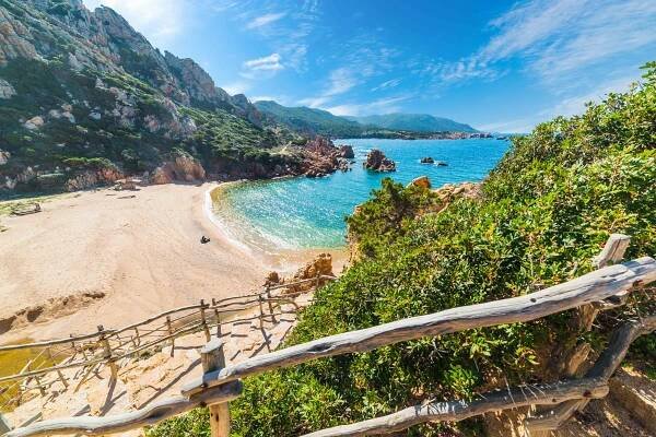 dřevěné zábradlí ve ve veslaře costa paradiso - sardinie - stock snímky, obrázky a fotky