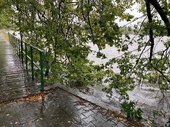 Řeka Svitava stoupá ke třetímu stupni. V Boskovicích voda poničila silnici