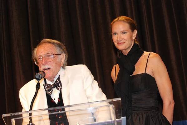 Soubor:Julius Shulman & Kelly Lynch, Woodbury U. Gala & 44th Annual Fashion Show.jpg