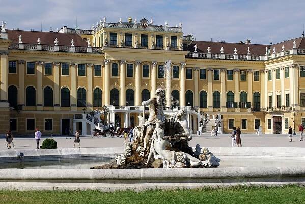 File:Palace and Gardens of Schönbrunn rough map 2008.gif - Wikimedia Commons