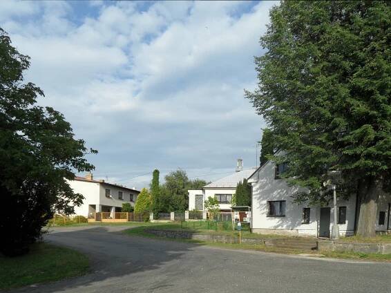 Soubor:Kralice (Chlistovice) D. Krizovatka.jpg