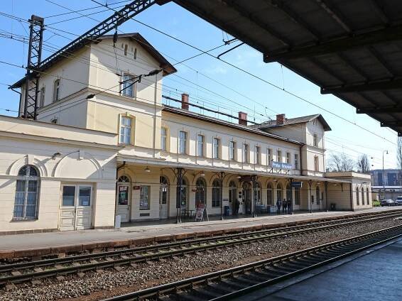 Konec absurdního přecházení? Vršovické nádraží bude mít provizorní lávku