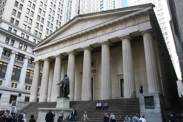 File:Federal Hall and George Washington statue in New York City.JPG - Wikimedia Commons
