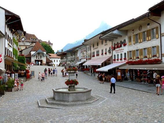 Soubor:Gruyères-main-street.jpg