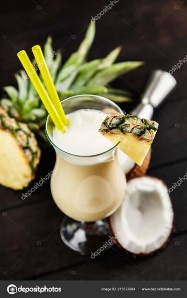 Stáhnout - Pina Colada koktejl na tmavém pozadí — Stock obrázek
