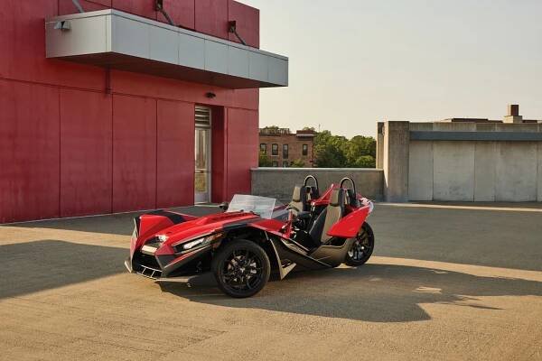 Polaris Slingshot je něco mezi autem a motocyklem, přijíždí v modernizovaném provedení