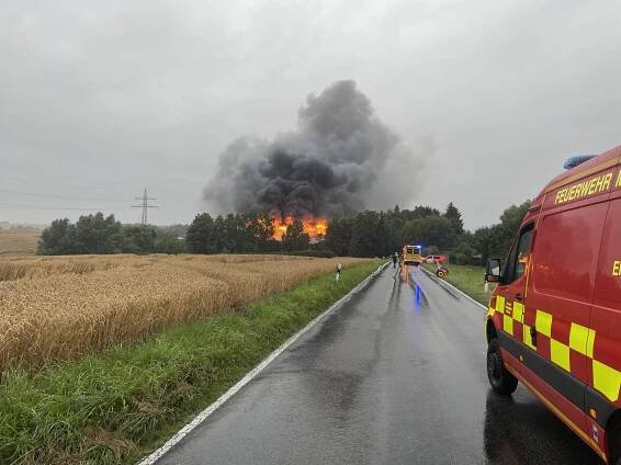FW Mettmann: Brand in Gewerbebetrieb fordert die Feuerwehr Mettmann Hallenkomplex in Vollbrand, 175...