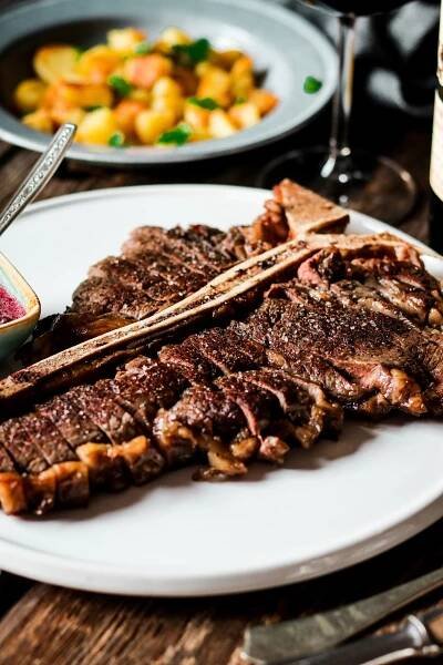 T-bone steak s omáčkou z červeného vína a arónie - recept od Coolinári | food blog