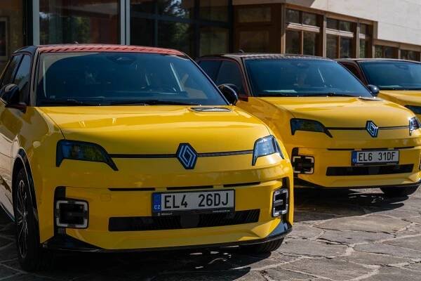Za volantem elektrického Renaultu 5: Kouzlo francouzského šarmu