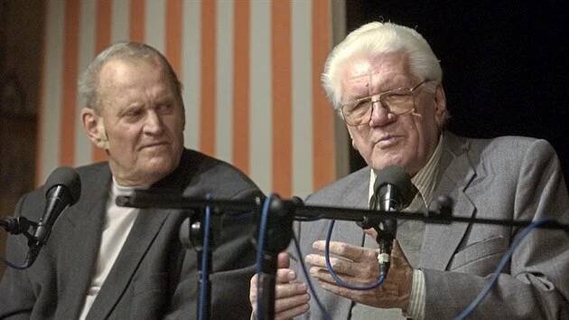 Ilja Prachař a Jaroslav Moučka byli dlouholetí kolegové nejen z vinohradského divadla, ale též z filmu a televize. A pravidelně se potkávali i poté, co už byli v penzi.