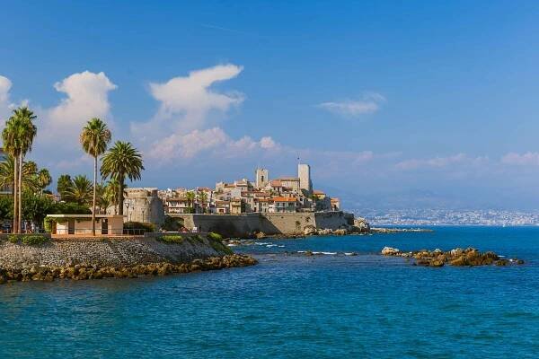 Přímořská krajina v Antibes ve Francii Provence - cestování a architektura pozadí — Stock obrázek