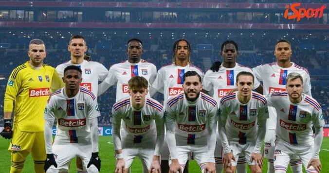 Rošáda v evropských soutěžích kvůli Lyonu. Palace padá do KL, polepší si Nottingham