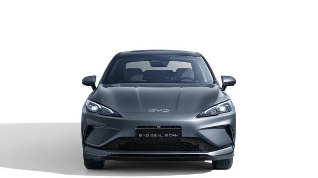 Čelní pohled na vůz BYD Seal 5 DM-i v barvě Time Grey