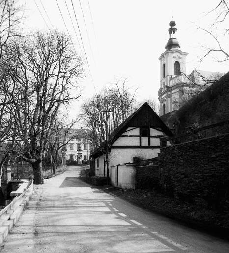 Rabštejn nad Střelou, průhled od západu k zámku a kostelu sv. Matouše Apoštola; foto Karel Kuča 2000.
