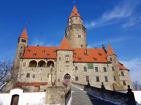 Hrad Bouzov se po zimě otevřel veřejnosti, nabízí komorní prohlídky