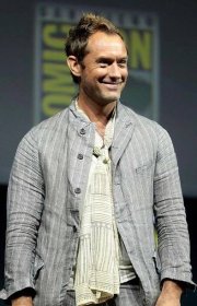 File:Jude Law by Gage Skidmore.jpg - Wikimedia Commons