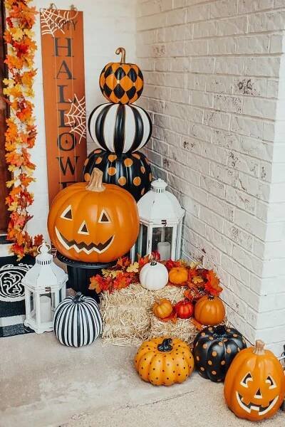 Use lots of pumpkins to decorate your porch for halloween