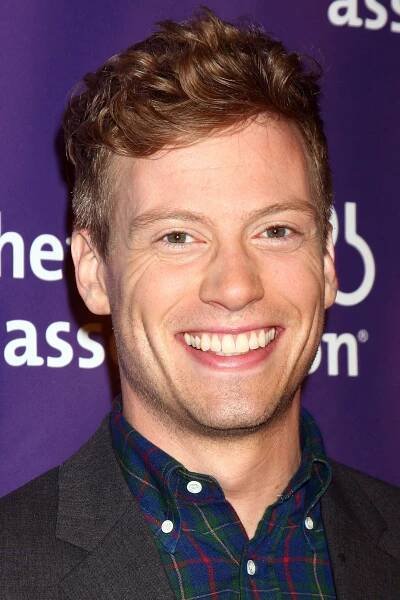 Barrett Foa's Curly Angular Fringe