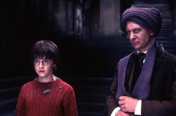 Profesor Quirinus Quirrell – ve filmech s Harrym Potterem ho ztvárnil Ian Hart
