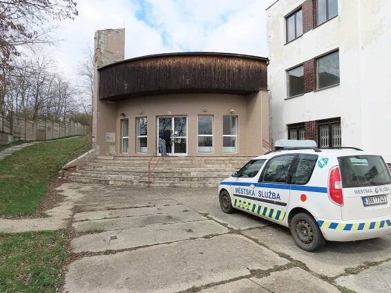 Bývalý vojenský areál tyčící se nad Újezdem u Brna je na prodej. Město za něj chce dvacet milionů korun.