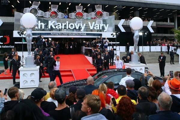 Karlovarský filmový festival rozdal ceny. Vítězným snímkem je Nadějné léto