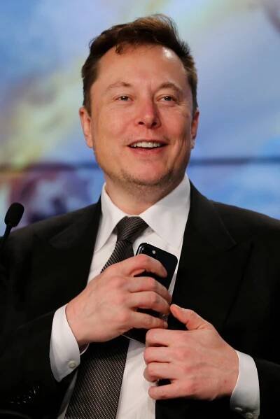 Elon Musk Reaches Out to Advertisers Ahead of Deadline for Twitter Deal