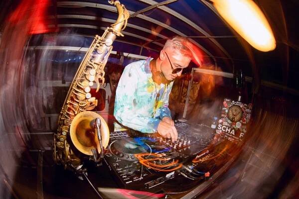Saxofrancis, DJ a saxofonista v jedné osobě, zahrál na parníku plujícím centrem Prahy